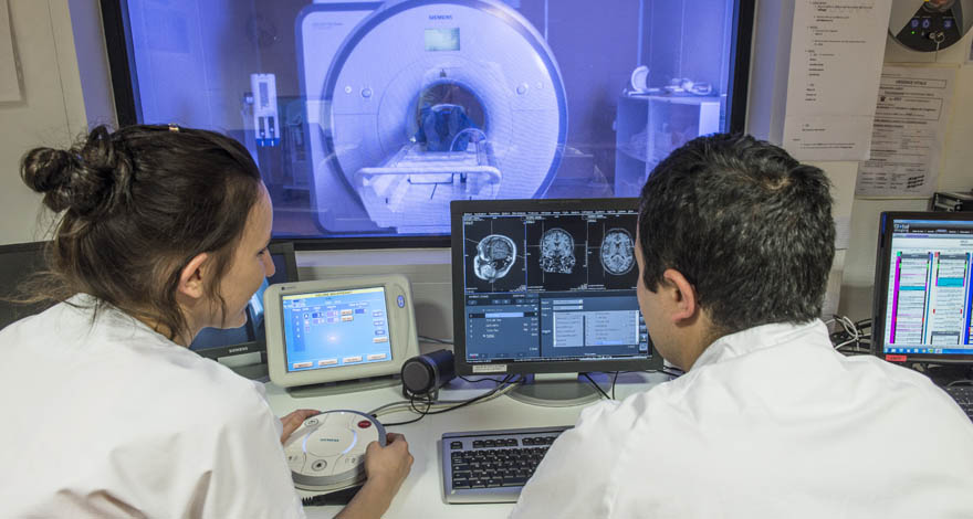 Radiologues analysant résultats IRM